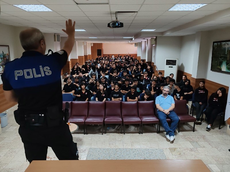 “Güvenli Okullar” Projesi Kapsamında Seminerlerimiz Devam Ediyor